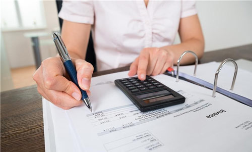 女生選擇會計還是美術設計專業(yè)